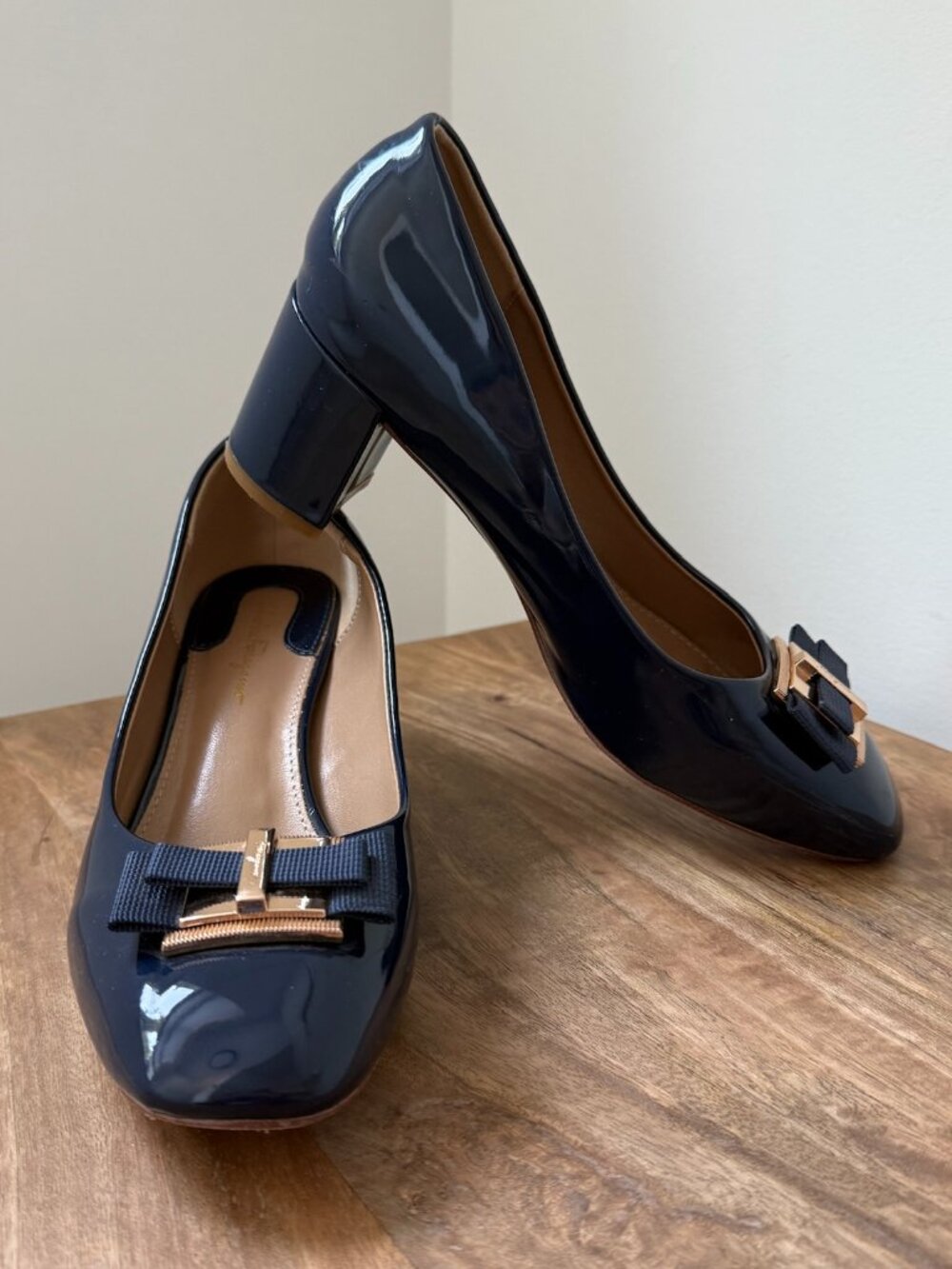 SALVATORE FERRAGAMO Vara Patent Leather Mid Block Heel Bow Pumps – Navy Blue Sz8